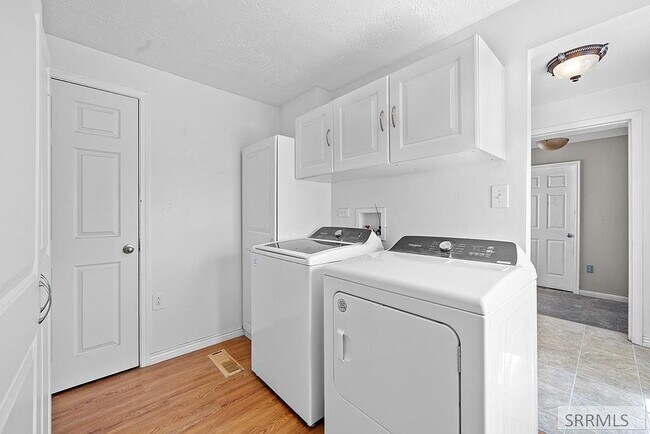 Building Photo - Single Family Home For Rent