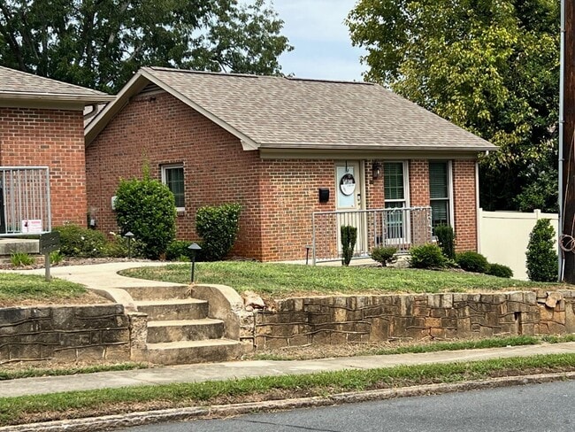 Building Photo - 122 N Ellis St