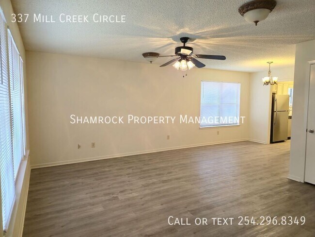 Building Photo - 3/2 Duplex in Midway ISD!