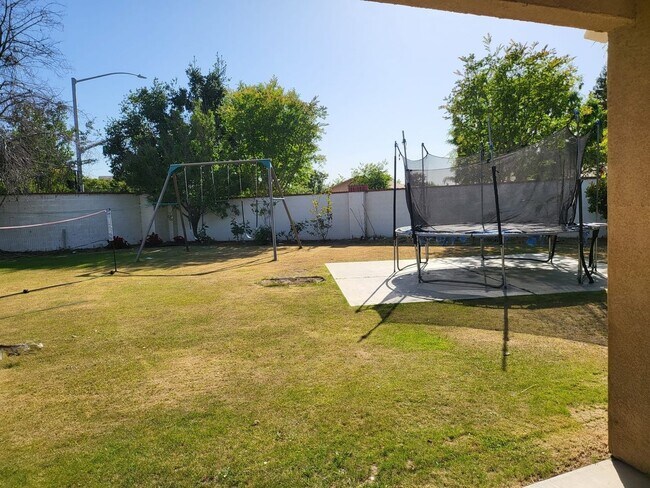 Building Photo - 3 Bedroom Single Family Home in Bakersfield