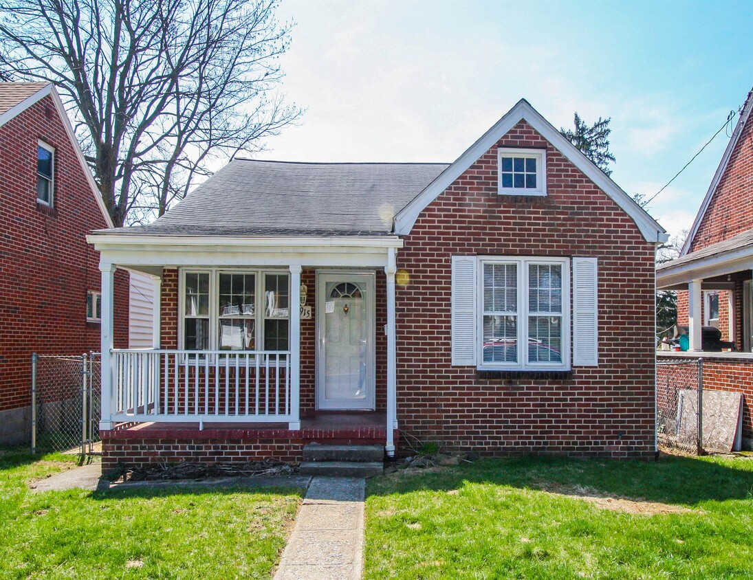 Primary Photo - 915 W Martin St