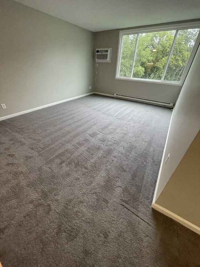 Building Photo - Charming Renovated 2 Bedroom Apartment wit...