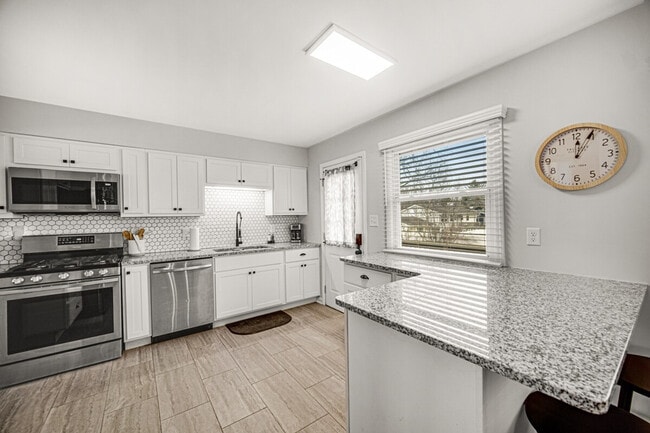 Building Photo - 560 Kathleen Dr