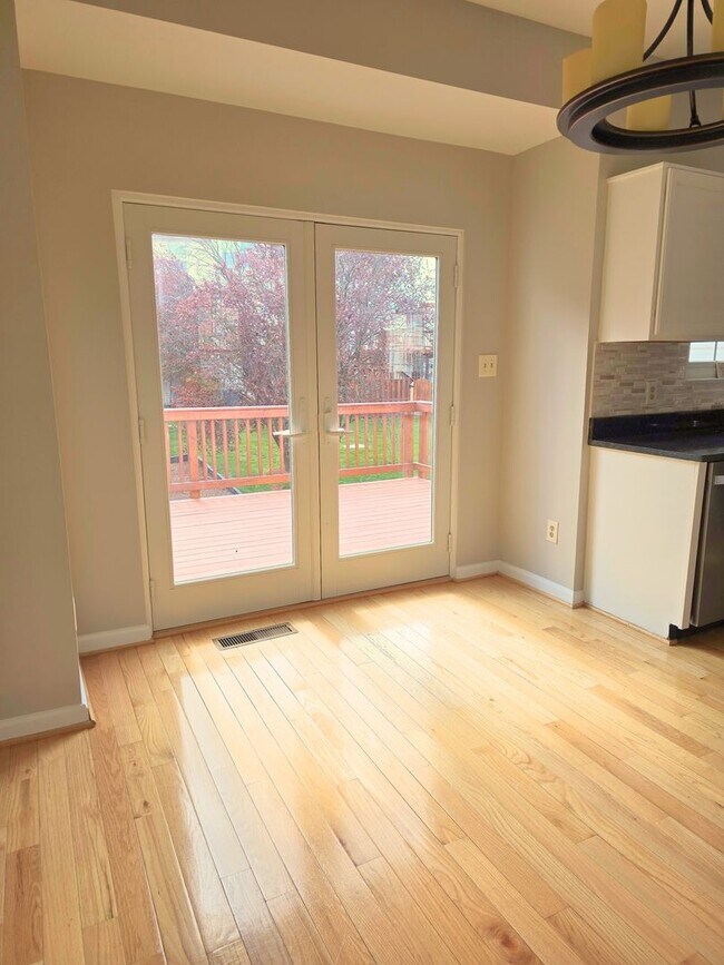 Building Photo - Beautiful 3 level garage townhome