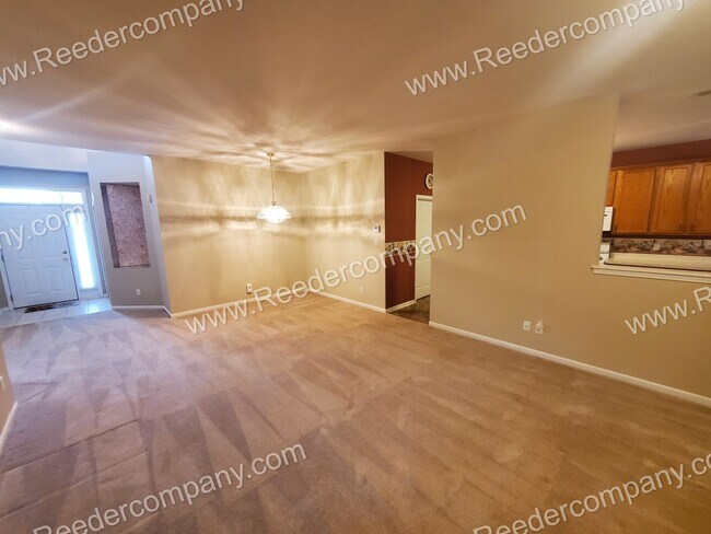 Foto del edificio - Spacious 2 bed 1.75 bath with 2 car attatc...