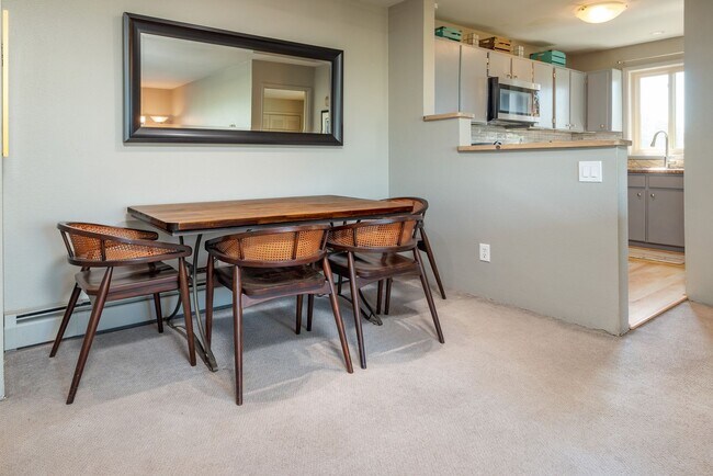 Foto del edificio - Fully Furnished 2 Bedroom Available Now!