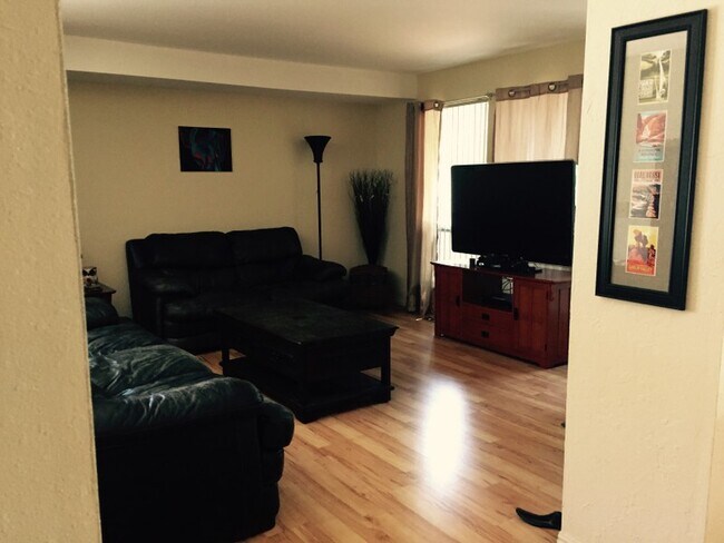 Foto del edificio - 932 E Hillview Dr