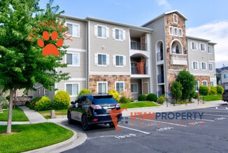 Building Photo - 1807 N Crest Rd