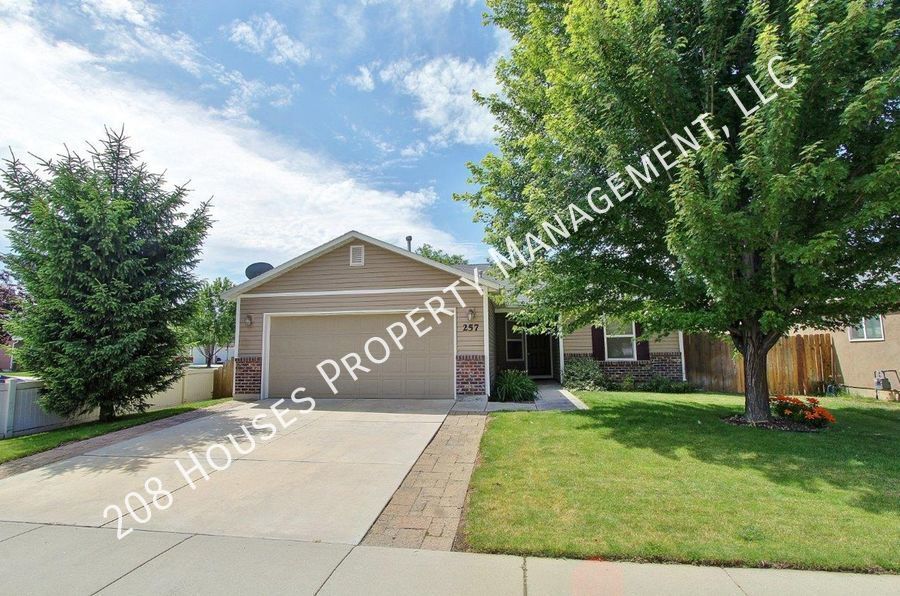 Primary Photo - Immaculate Single-Level Home