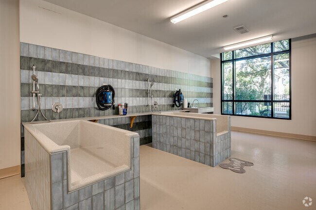 Lavado para perros - NOVEL River Oaks by Crescent Communities