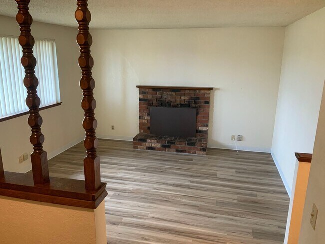 Building Photo - 3 Bedroom House in Springfield