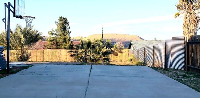 Building Photo - 4 bedroom 2 bath home w/ pool