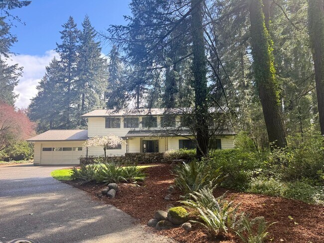 Foto del edificio - Spacious 5-Bedroom Country Home on Nearly 2 Acres – Private, Peaceful & Full of Charm