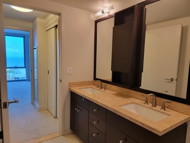Building Photo - High Rise. Ocean Views. Washer. Dryer (RRLLC)