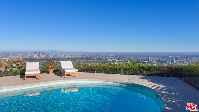 Foto del edificio - 1542 Blue Jay Way