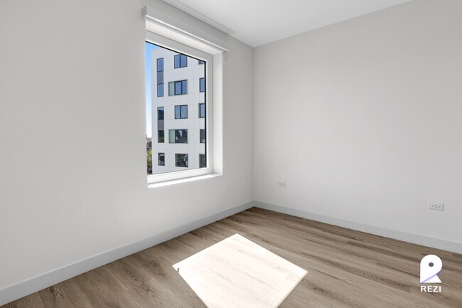 Building Photo - 670 N May St