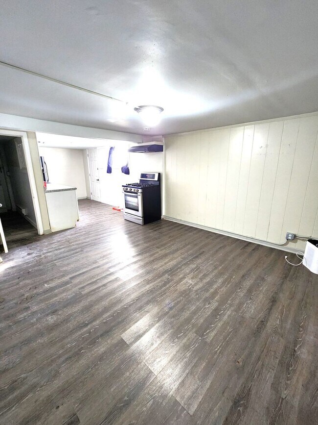 Building Photo - 653 S 69th St