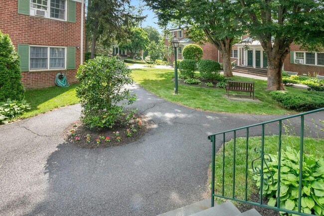 Foto del edificio - 580 Bedford Rd