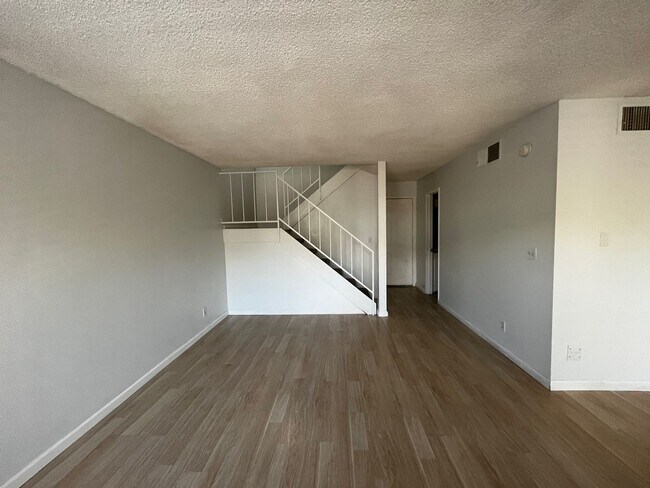 Foto del edificio - Beautiful 2 Bedroom Townhome with 2 car ga...