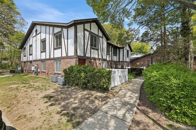 Building Photo - 104 Birchwood Rd