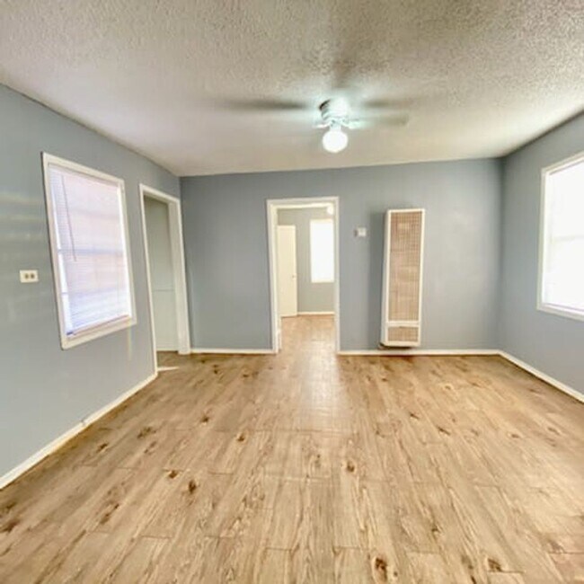 Building Photo - $0 First Month's Rent / $0 Deposit at Move-in