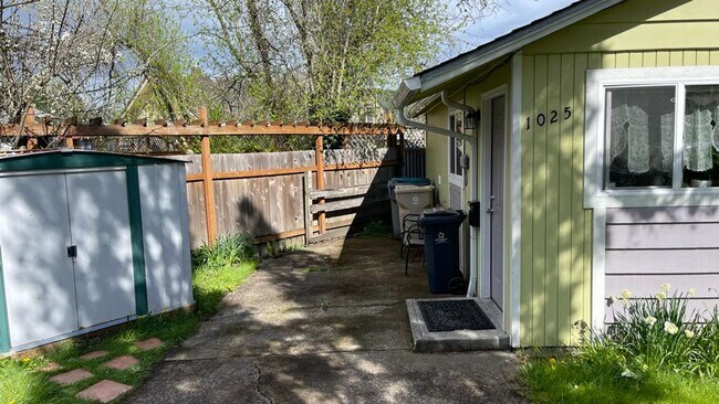 Foto del edificio - Cozy 1 Bed, 1 Bath Home with Backyard and is Near OSU Campus!