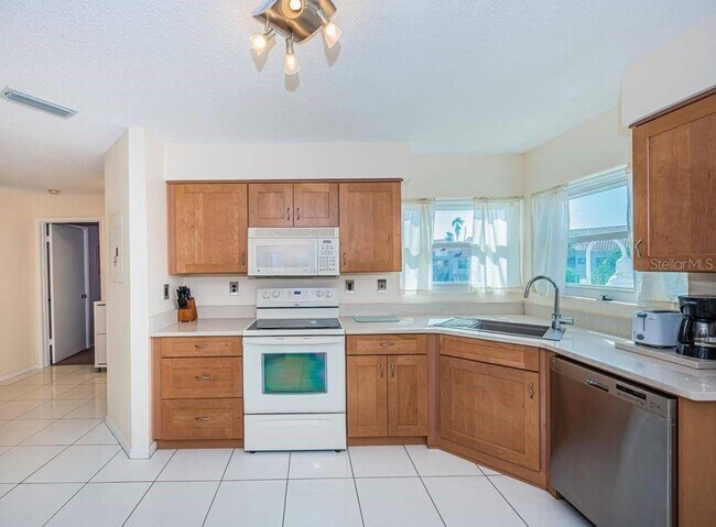 Building Photo - 6151 Bahia Del Mar Blvd S