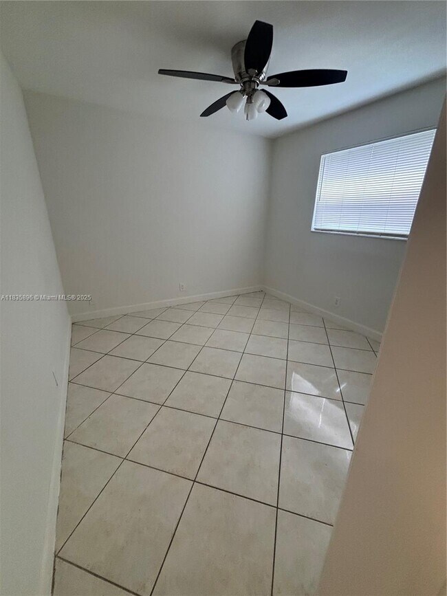 Foto del edificio - 4156 SW 24th St