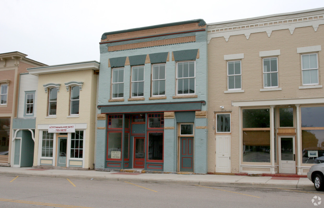 Building Photo - Mazomanie Downtown Apartments