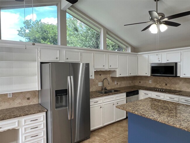 Foto del edificio - 1318 Pinecroft Dr