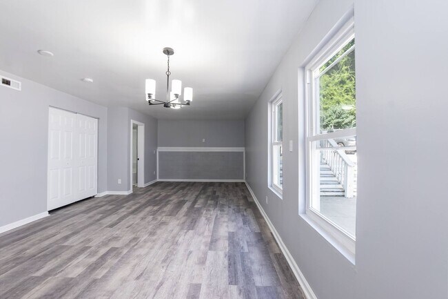 Foto del edificio - Four Bedroom Home!