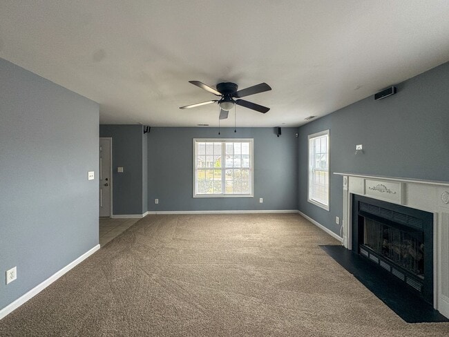 Foto del edificio - Spacious 3 Bed 2.5 Bath Home with Fenced Backyard