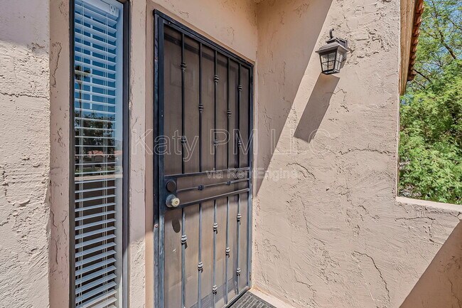 Foto del edificio - 9708 E Vía Linda