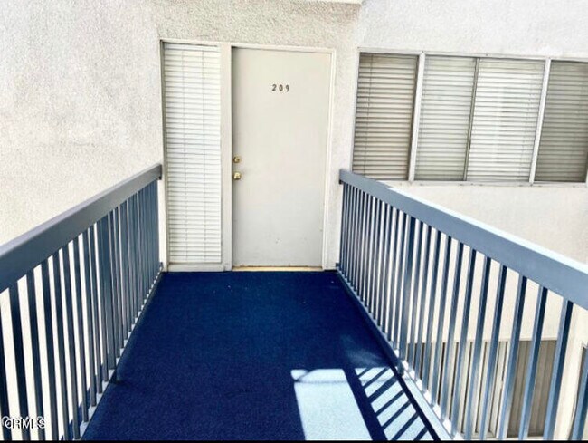Building Photo - 497 S El Molino Ave