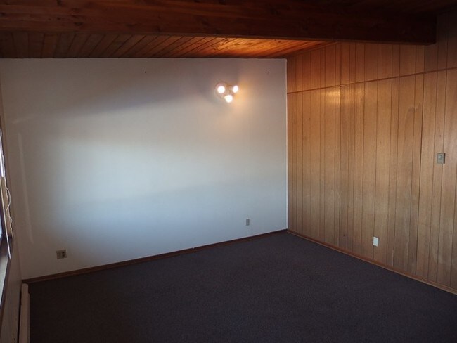 Foto del edificio - Queen Road Apartments UNDER NEW MANAGEMENT