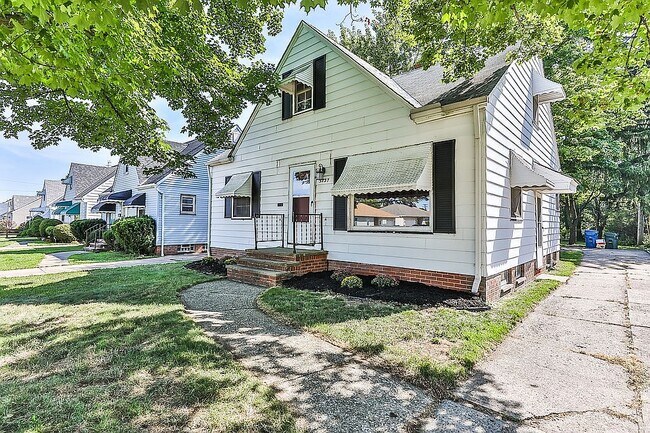 Exterior\Right Front - 5737 W 54th St