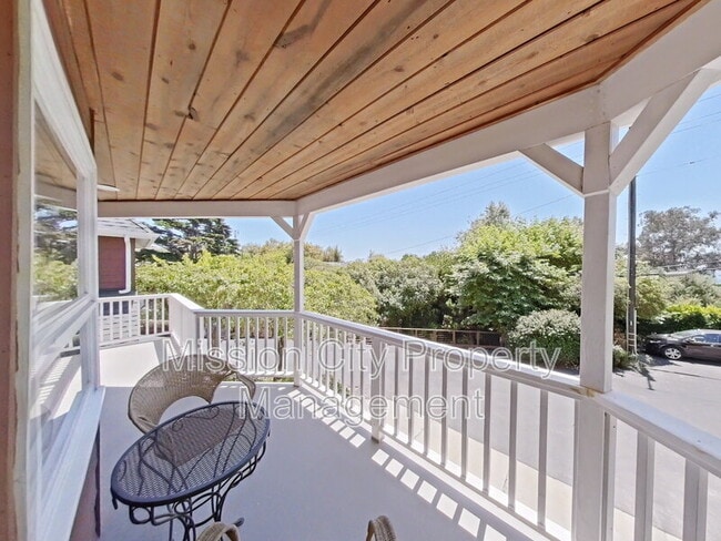 Building Photo - 2570 Lillie Ave