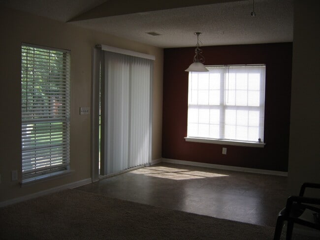 Building Photo - 10 Old Tree Court