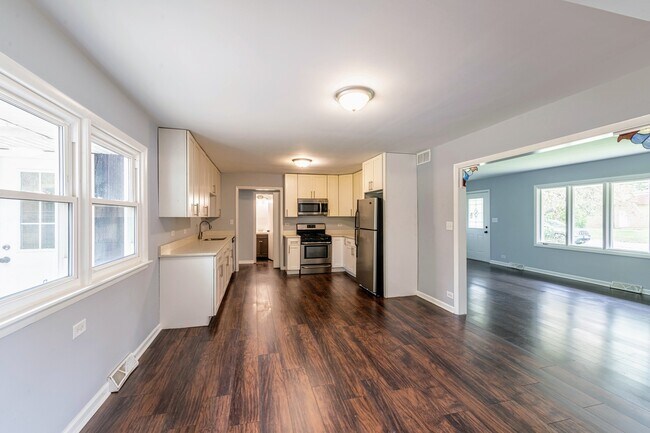 Building Photo - 16037 Evans Ave