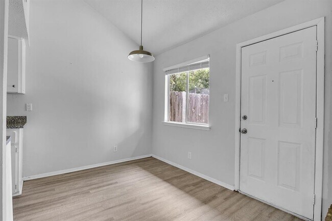 Foto del edificio - 2414 B Patrick Henry St