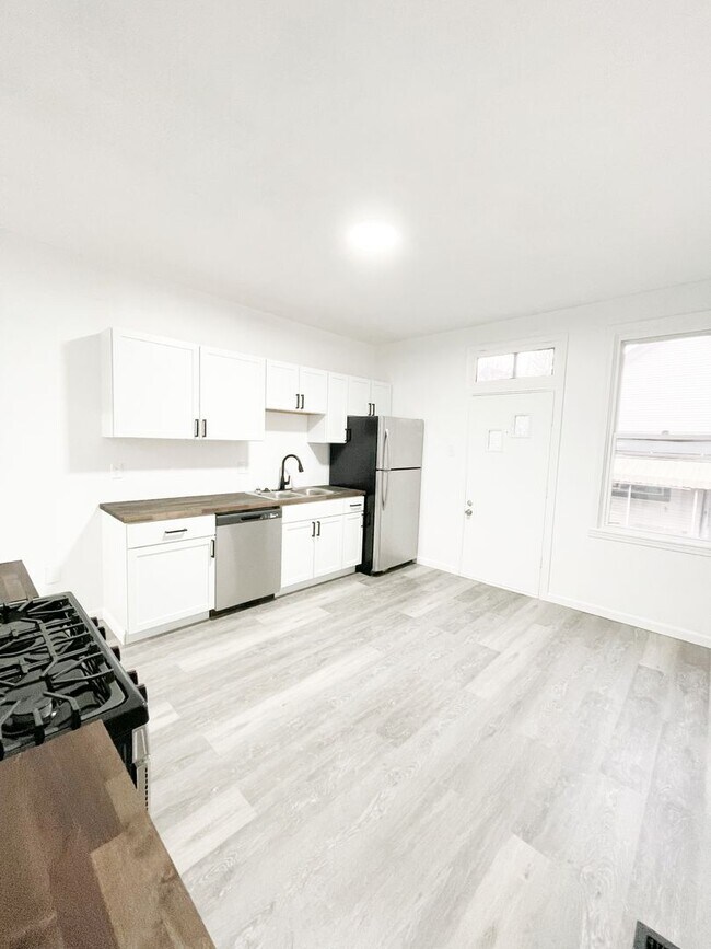 Foto del edificio - AVAILABLE MAY 2026 - Completely Renovated 2 Bedroom Home!