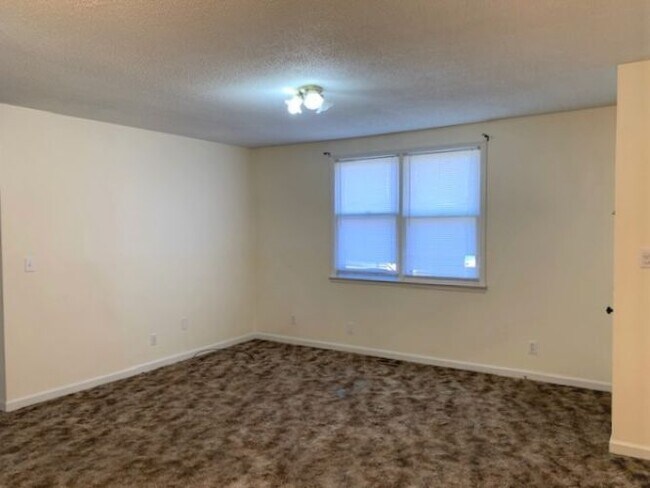 Building Photo - 112 Hunt St