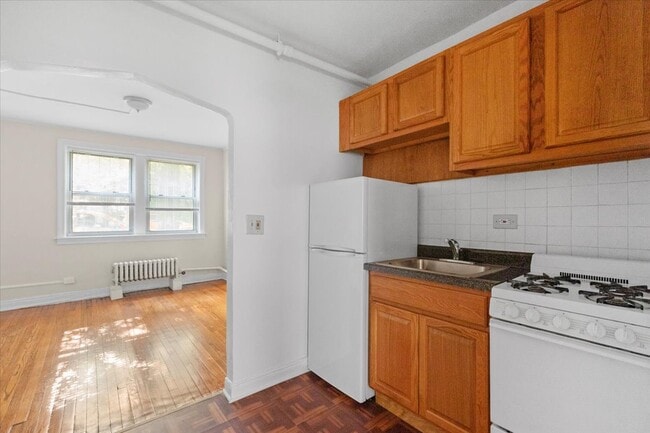 Building Photo - 1800 W Farwell Ave
