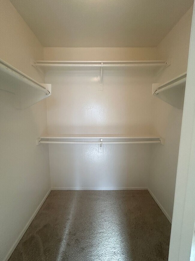 Building Photo - 308 S Oakland