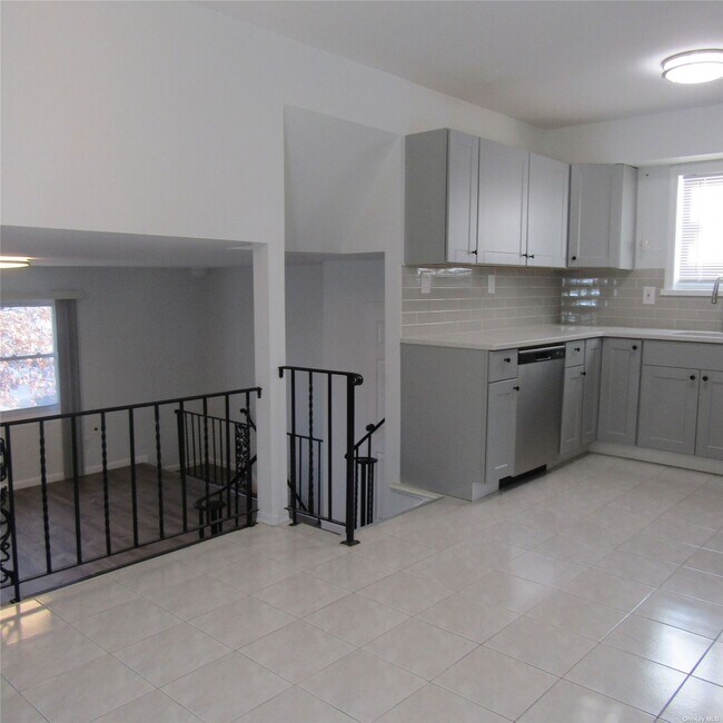 Building Photo - 34-10 Brookside St