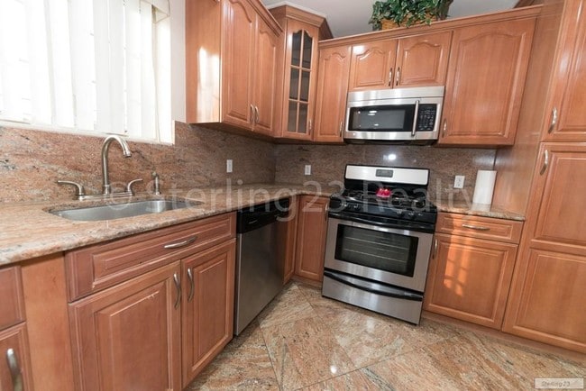 Building Photo - GORGEOUS 2 BEDROOM!!!
