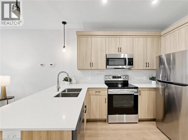 Building Photo - 935 Twamley St W