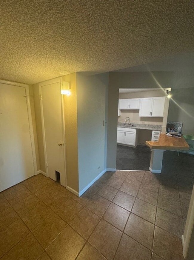 Building Photo - ONE BEDROOM IN GUNBARREL- ALL UTILITIES IN...