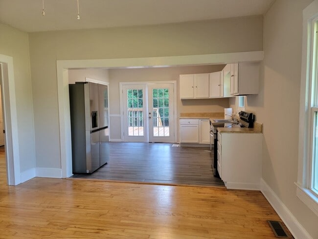 Foto del edificio - Complete remodeled 3 bedroom 1 1/2 bath home in Belmont!!