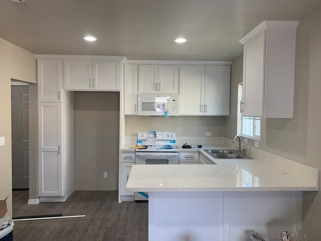 Kitchen - 6117 S Victoria Ave